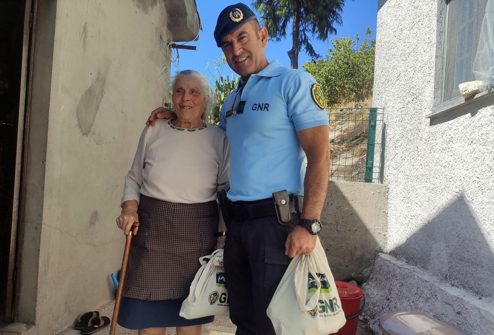 Parceria entre GNR de Vila  Real e Pingo Doce reforça apoio a idosos durante o Verão