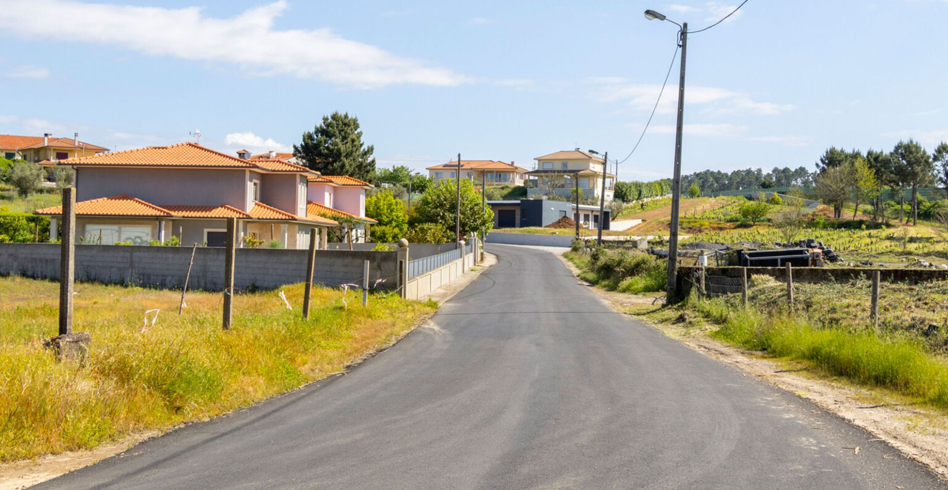 Aprovada abertura de concursos para pavimentação da rede viária em 2026